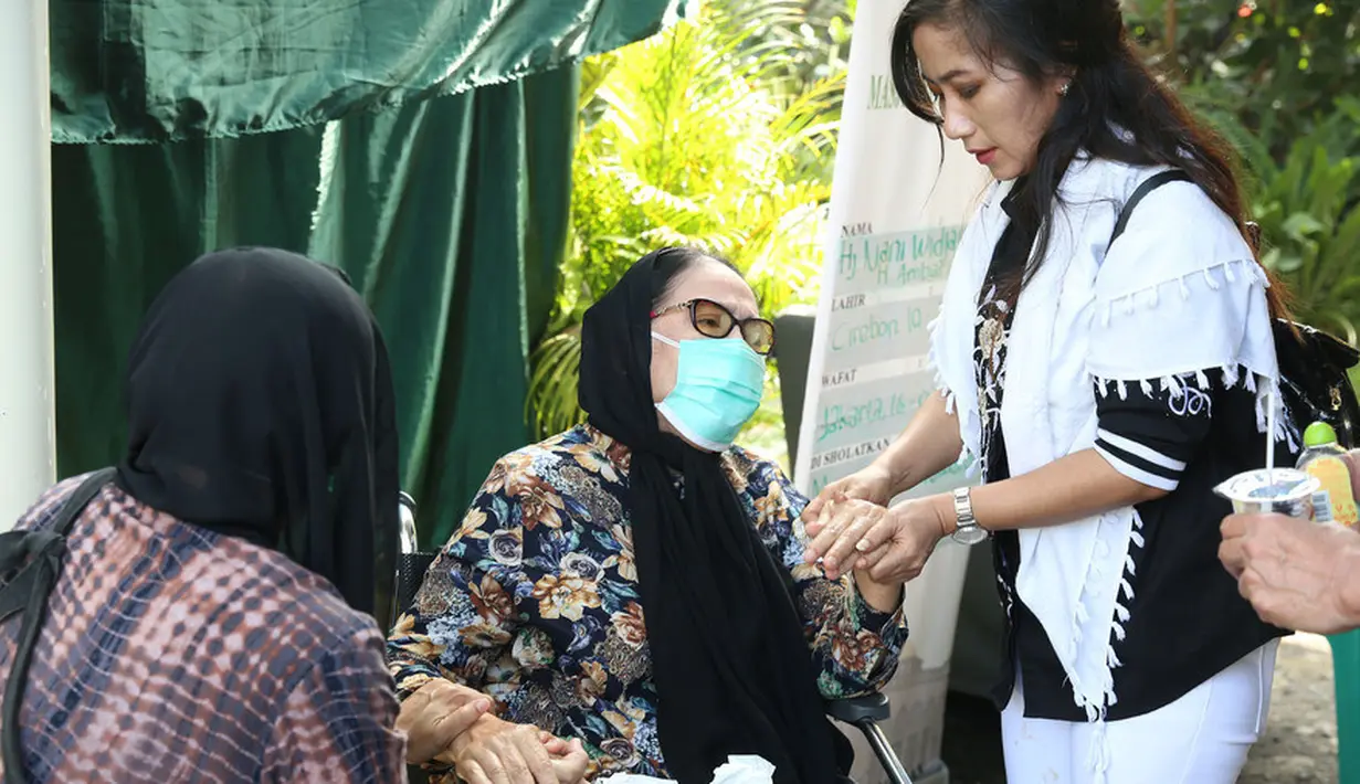 Salah satu anak Nani Widjaya menyambut kedatangan Conny Sutedja. Gurat kesedihan begitu terlihat dari artis senior yang berusia 83 tahun itu ditinggal sahabatnya. [Foto; Kapanlagi.com/Budy Santoso]