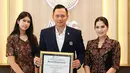 Sebelum wisuda, AHY dianugerahi wisudawan terbaik untuk gelar doktoralnya. Annisa Pohan dan Almira Tunggadewi tampil kembar mengenakan batik [@Annisayudhoyono]