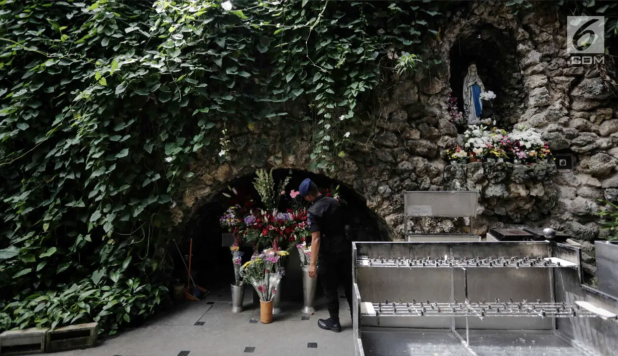Personel Gegana dan K9 Polda Metro Jaya melakukan penyisiran di Gereja Katedral, Jakarta, Minggu (24/12). Penyisiran pun dilakukan di seluruh titik guna mengantisipasi adanya barang berbahaya, seperti ancaman bom. (Liputan6.com/Faizal Fanani)