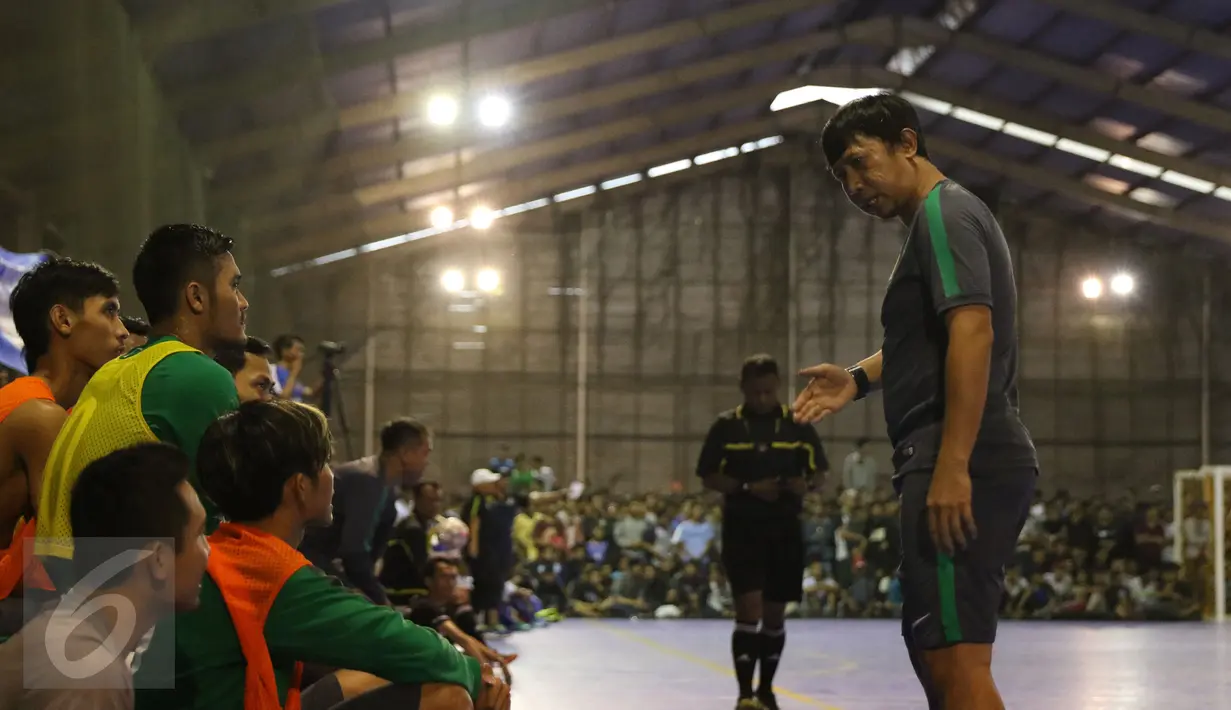 Pelatih Timnas Futsal Indonesia, Rendy Irawan (kanan) memberi arahan pada timnya saat laga uji coba melawan IPC Pelindo di Jakarta, Minggu (15/1). Timnas Futsal Indonesia akan melakoni laga piala AFF 2017, akhir Januari. (Liputan6.com/Helmi Fithriansyah)