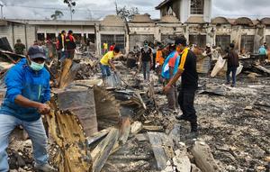 masyarakat dibantu TNI Polri membersihkan material rusuh Wamena. 9Liputan6.com/Pendam Cenderawasih/Katharina Janur)