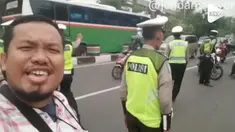 Seorang pria malah bernyanyi lagu 'Hey Tayo' saat razia polisi. Tak hanya itu, ia juga bernyanyi lagu tersebut pada momen lain.