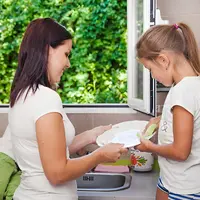 ilustrasi&nbsp;anak mencuci piringnya sendiri setelah makan/copyright freepik.com/freepik