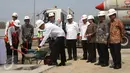 Presiden Jokowi (keempat kiri) meletakkan semen cair saat Groundbreaking Light Rail Transit (LRT) Indonesia di Jakarta, Rabu (9/9). LRT merupakan salah satu moda transportasi massal berbasis rel yang ramah lingkungan. (Liputan6.com/Faizal Fanani)