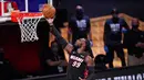 Pebasket Miami Heat, Jae Crowder, memasukkan bola saat melawan Los Angeles Lakers pada laga Gim ketiga Final NBA, Senin (5/10/2020). Miami Heat menang dengan skor 115-104. (AP Photo/Mark J. Terrill)