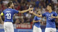 Bek Timnas Italia Leonardo Bonucci (kiri) merayakan gol ke gawang Prancis bersama Rolando Mandragora pada laga uji coba di Allianz Riviera, Jumat (1/6/2018). (AP Photo/Claude Paris)