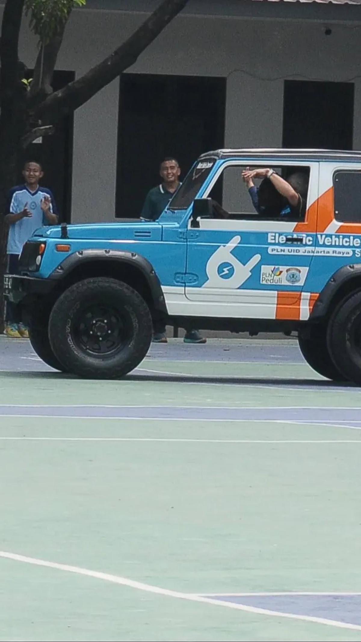 Mobil bertipe jip buah karya hasil konversi pelajar SMK Jakarta saat diuji coba.