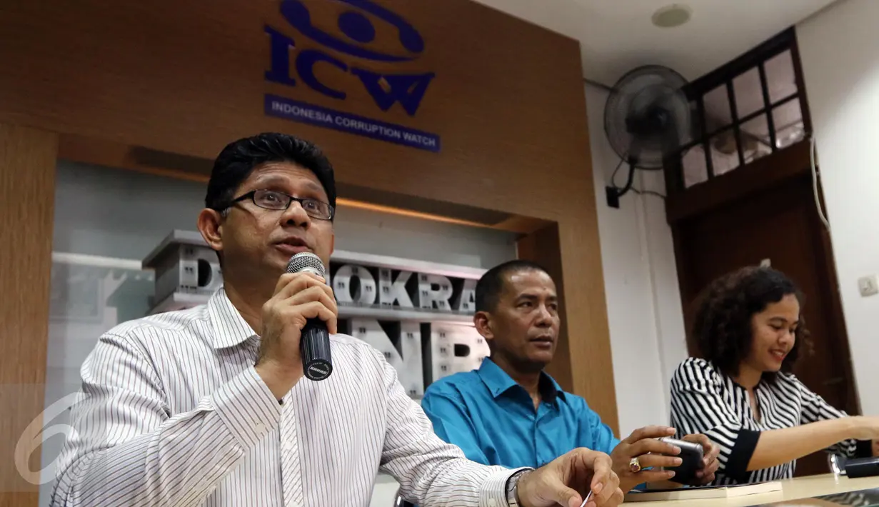 Ketua KPK Laode M Syarif (kanan) memberikan keterangan saat acara bedah buku milik Pakar Hukum Tata Negara Saldi Isra yang berjudul 'Hukum Yang Terabaikan' di Jakarta, Selasa (18/10). (Liputan6.com/Helmi Afandi)
