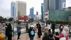 Aktivitas warga di Anjungan Halte Transjakarta Bundaran Hotel Indonesia Astra, Jakarta, Senin (27/1/2025). (Liputan6.com/Angga Yuniar)