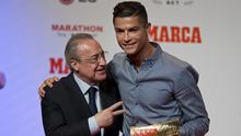 Cristiano Ronaldo memeluk presiden Real Madrid, Florentino Perez  usai mandapat ucapan selamat setelah meraih penghargaan Marca di Reina Victoria Theater, Madrid (29/7/2019). Bersama Madrid, Ronaldo menjadi topskor sepanjang masa klub dengan 450 gol dalam 438 penampilan. (AP Photo/Paul White)