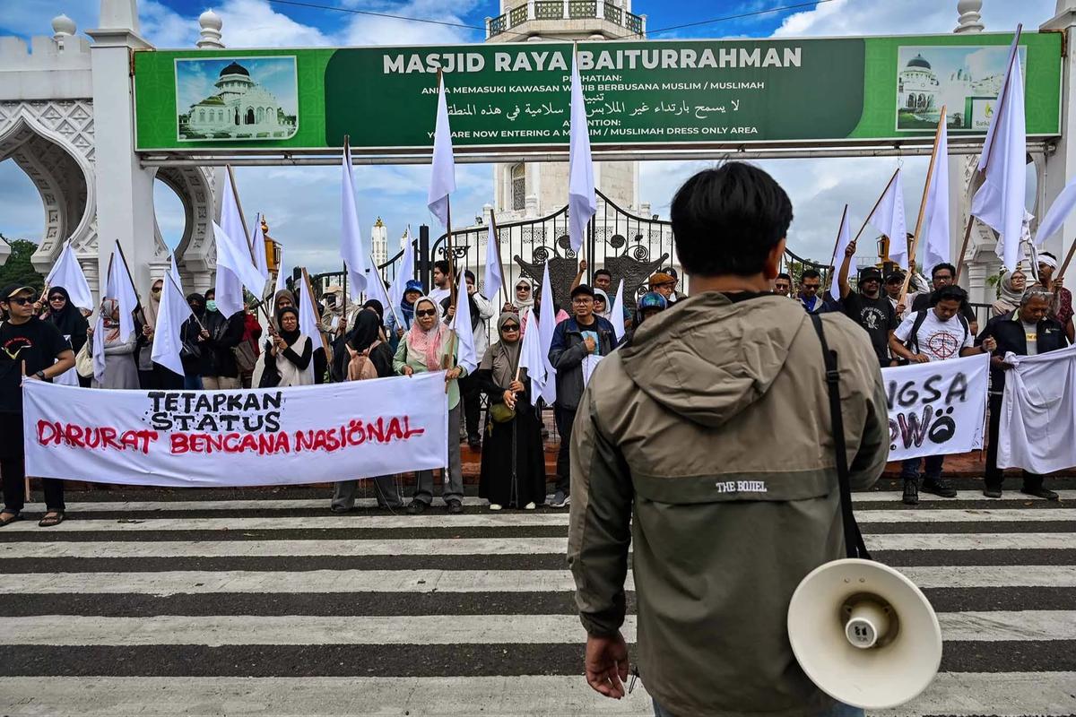FOTO: Aksi Koalisi Masyarakat Sipil Aceh Dorong Penetapan Banjir Sumatera Sebagai Bencana Nasional