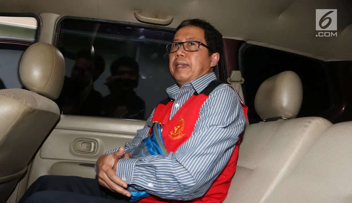 Terdakwa kasus penghancuran barang bukti dugaan pengaturan skor Joko Driyono usai menjalani sidang pembacaan tuntutan di PN Jakarta Selatan, Jakarta, Kamis (4/7/2019). Hal yang memperberat tuntutan jaksa yakni mempersulit penyidikan Satgas Anti Mafia Bola. (Liputan6.com/Herman Zakharia)