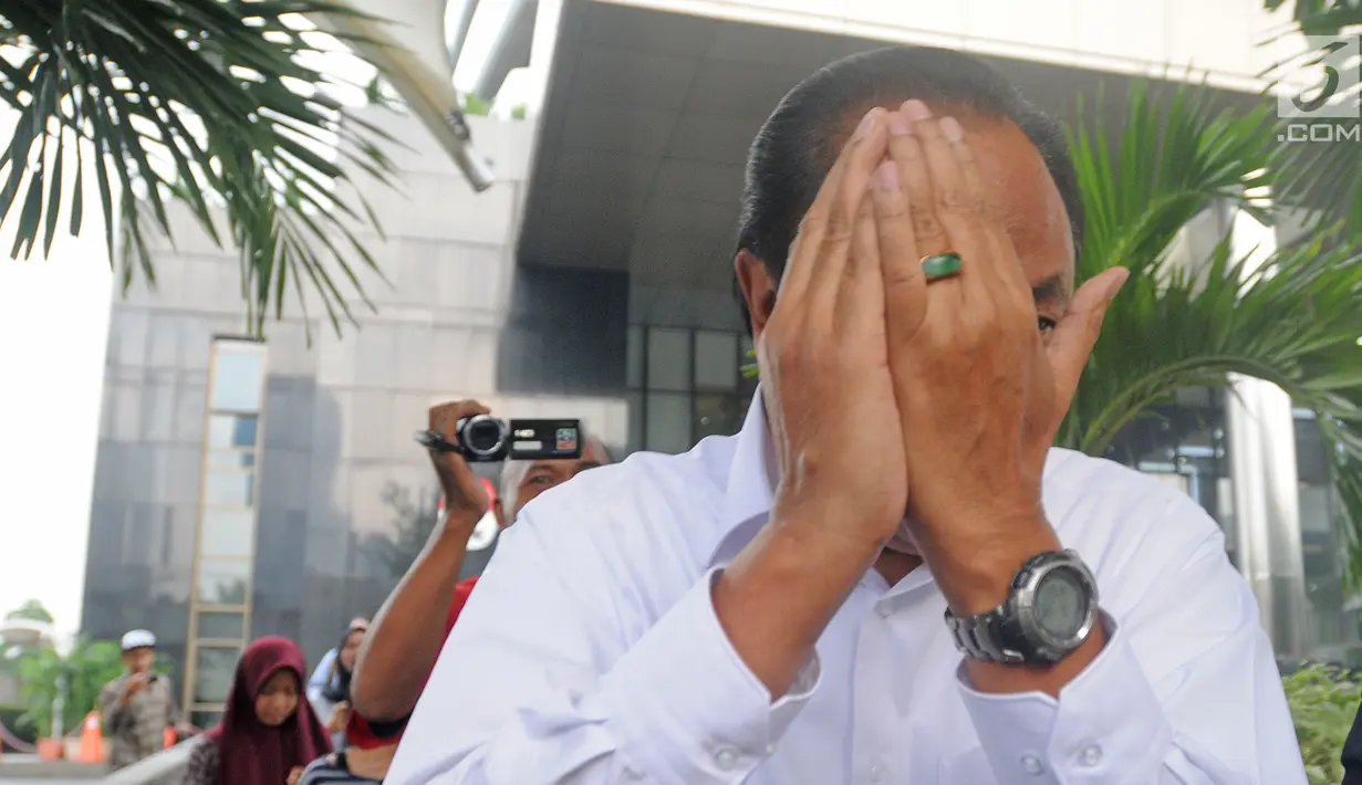 Ekspresi mantan pegawai PT Garuda Indonesia, Kapten Agus Wahjudo usai diperiksa di Gedung KPK, Jakarta, Selasa (13/2). Agus diperiksa terkait dugaan suap pengadaan mesin Rolls-Royce PLC untuk Airbus Garuda Indonesia. (Liputan6.com/Herman Zakharia)