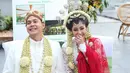 Usai melangsungkan akad nikah di The Lodge Hotel, Gunung Putri, Bogor, Jawa Barat, Sabtu (20/1/2018), Rasti dan suami melangsungkan sungkeman. Di sela itu terdengar sang MC mengucap doa yang mengejutkan. (Daniel Kampua/Bintang.com)