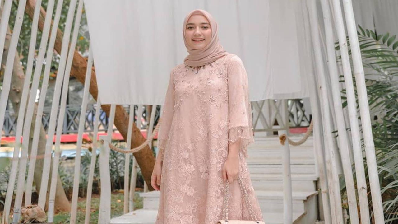 Gaya Simpel saat Lebaran Idul Adha dengan Model Tunik Elegan Ini!
