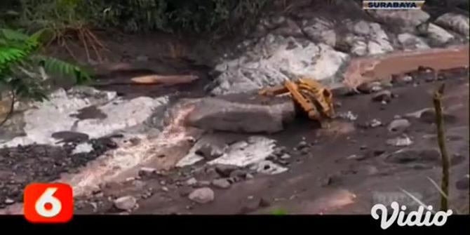 VIDEO: Tim SAR Temukan Bangkai Alat Berat Penambang Pasir Gunung Semeru