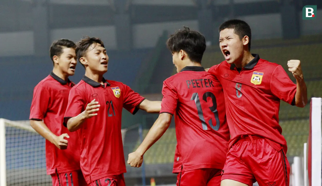 Pemain Laos U-19 merayakan gol yang dicetak oleh Peeter Phanthavong ke gawang Thailand U-19 pada laga semifinal Piala AFF U-19 2022 di Stadion Patriot Candrabhaga, Bekasi, Rabu (13/7/2022). (Bola.com/M Iqbal Ichsan)