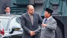 Menteri Pertahanan RI Prabowo Subianto (kanan) berjabat tangan dengan Wakil Perdana Menteri dan Menteri Negara Urusan Pertahanan Qatar Khalid bin Muhammad Al-Attiyah (kiri) usai melakukan pertemuan di kantor Kementerian Pertahanan, Jakarta, Minggu (4/6/2023). (Liputan6.com/Angga Yuniar)