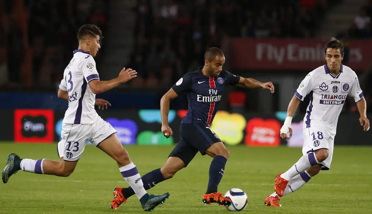 Gelandang PSG, Lucas Moura berusaha lepas dari hadangan pemain Toulouse pada laga Liga Prancis di Stadion Parc des Princes, Prancis, Sabtu (7/11/2015). (AFP Photo/Thomas Samson)