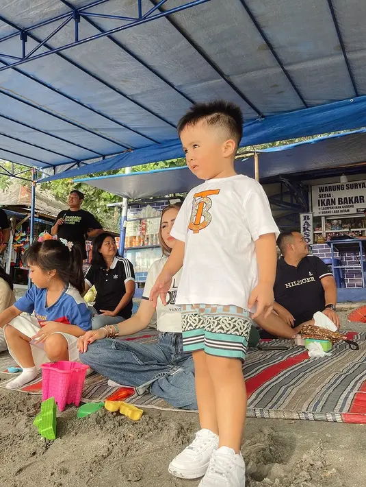 Sedangkan sagn adik kenakan t-shirt dari Burberry kids seharga Rp4jutaan dan celana pendek [@therealmomogeisha]