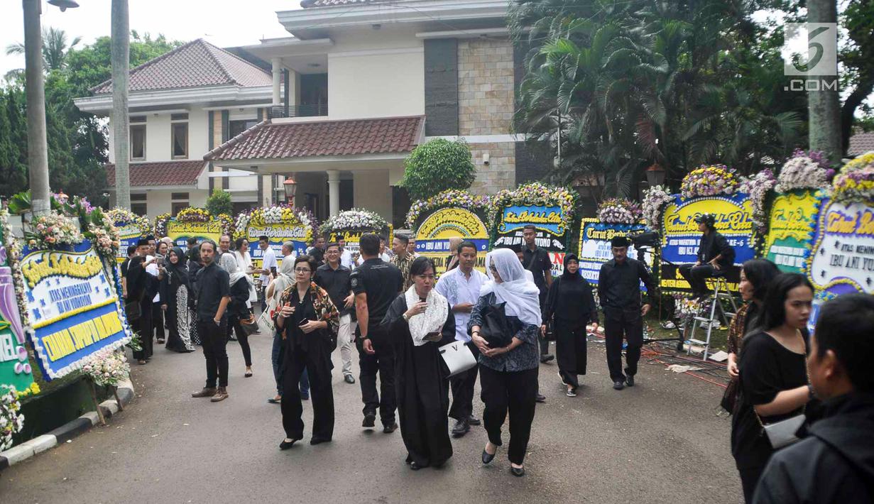 Warga berjalan di sekitar tempat persemayaman Ani Yudhoyono di Puri Cikeas, Bogor, Jawa Barat, Minggu (2/6/2019). Jelang pemakaman Ani Yudhoyono, warga dari berbagai kalangan terus berdatangan ke rumah duka untuk memanjatkan doa serta menyampaikan bela sungkawa. (Liputan6.com/Immanuel Antonius)