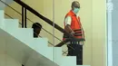 Bupati Bandung Barat nonaktif Abubakar menaiki tangga di gedung KPK, Jakarta, Selasa (10/7). Abubakar akan menandatangani perpanjangan penahan kasus suap sejumlah kepala dinas untuk keperluan politik istrinya, Elin Suharliah. (Merdeka.com/Dwi Narwoko)