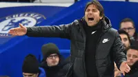 Pelatih Chelsea, Antonio Conte saat memberikan instruksi kepada anak asuhnya pada laga melawan Burnley di Stamford Bridge, London, (26/12/2017). Chelsea menang 2-0. (AFP/Glyn Kirk)