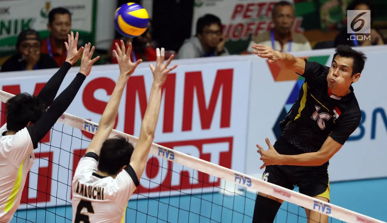 Pemain Timnas voli putra Indonesia, Ramzil Huda melakukan smes saat melawan Jepang pada 8 besar grup E Kejuaraan Voli Asia 2017 di GOR Tri Dharma, Gresik, Sabtu (29/7). Indonesia kalah 0-3 (23-25, 15-25, 12-25). (Liputan6.com/Helmi Fithriansyah)