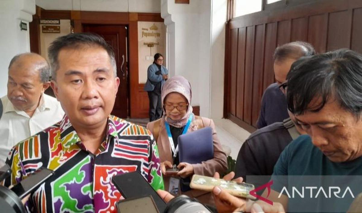 "Itu kewenangan pusat, untuk daerah, kota/kabupaten, menyesuaikan saja. Tentunya kami berharap kota/ kabupaten sudah ada perhitungan terkait kebijakan tersebut,"