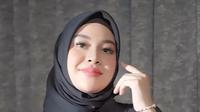 Aurel Hermansyah tampil menawan dengan puffy sleeve dress hitam panjang. Dipadukan dengan kerudung hitam dan sederet aksesori bikin terlihat lebih modis [@aurel.hermansyah]