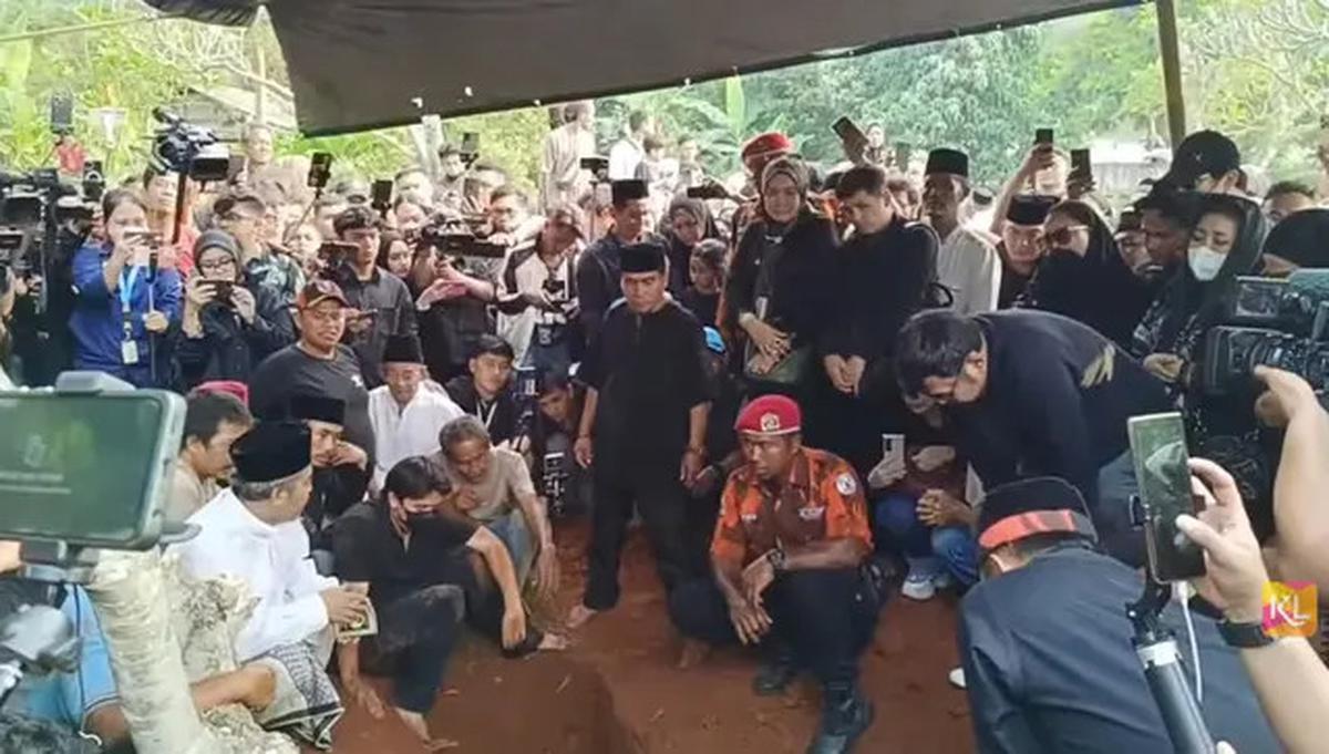 10 Potret Suasana Pemakaman Mpok Alpa, Diiringi Tangis Keluarga dan Sahabat