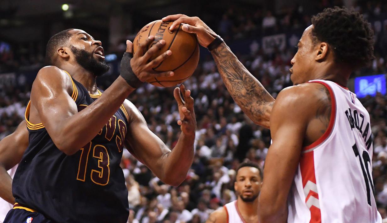 Pemain Cleveland Cavaliers, Tristan Thompson berebut bola dengan DeMar DeRozan saat pada Semifinal Wilayah Timur Playoffs NBA 2017 di Toronto (5/5). (Frank Gunn/The Canadian Press via AP)