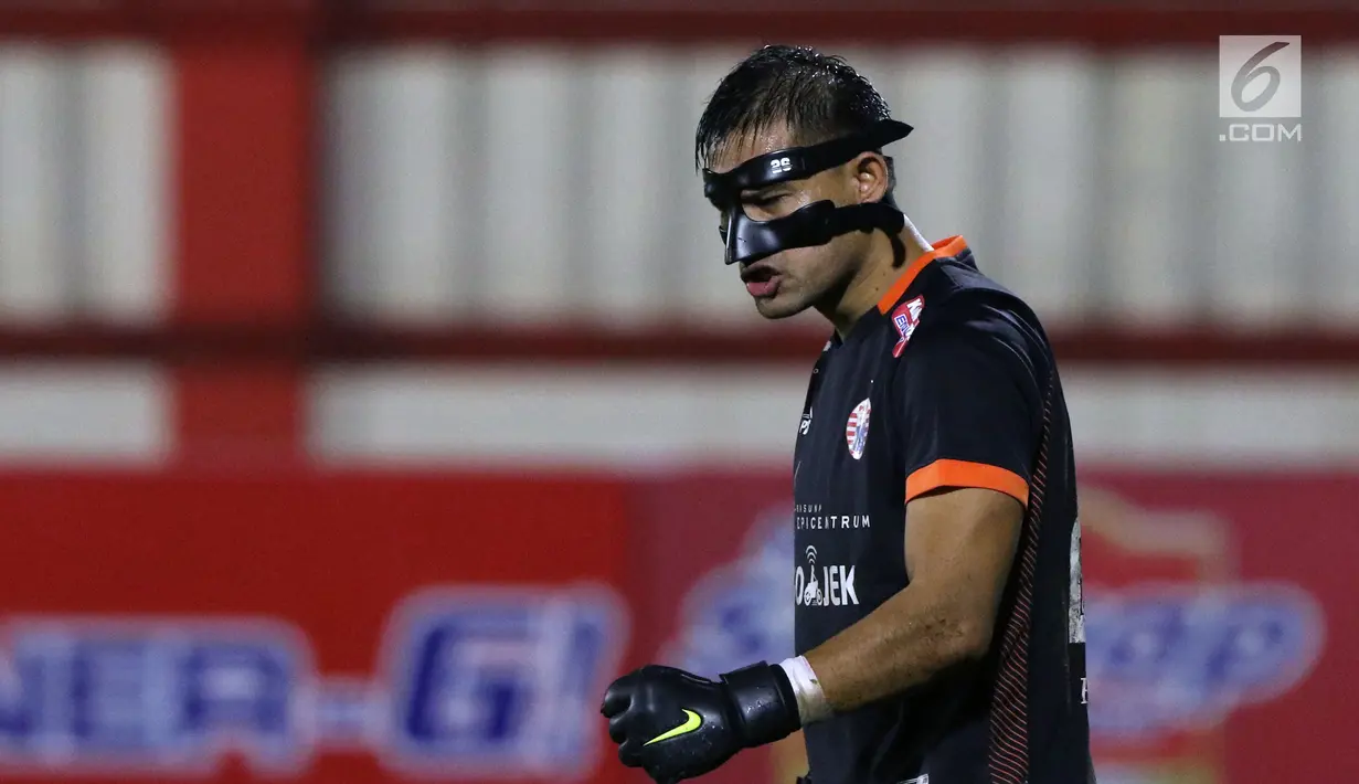 Penjaga gawang Persija, Andritany (kanan) menyalami pemain Persebaya, Fandry Imbri di Lapangan PTIK Jakarta, Selasa (26/6). Anditany mengalami cedera saat membela Timnas Indonesia U-23 melawan Uzbekistan, 3 Maret lalu. (Liputan6.com/Helmi Fithriansyah)