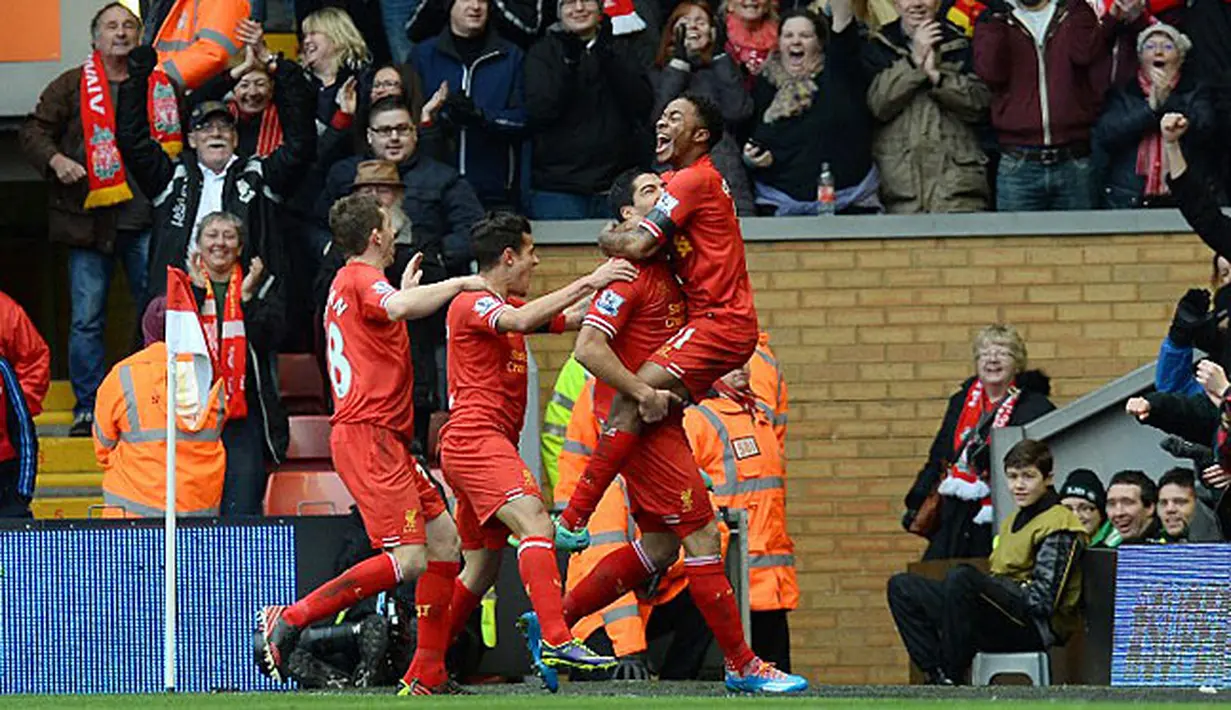 Gelandang Liverpool asal Inggris Raheem Sterling (kanan) merayakan dengan rekan tim setelah mencetak gol ketiga saat laga pertandingan sepak bola Liga Utama Inggris antara Liverpool melawan Arsenal di Anfield, Liverpool, barat laut Inggris, Sabtu (8/2/14)