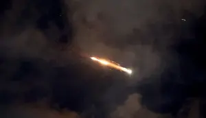 Iran membalas serangan AS, meluncurkan enam rudal ke pangkalan di Qatar pada Senin malam (23/6/2025) (Dok. AFP).