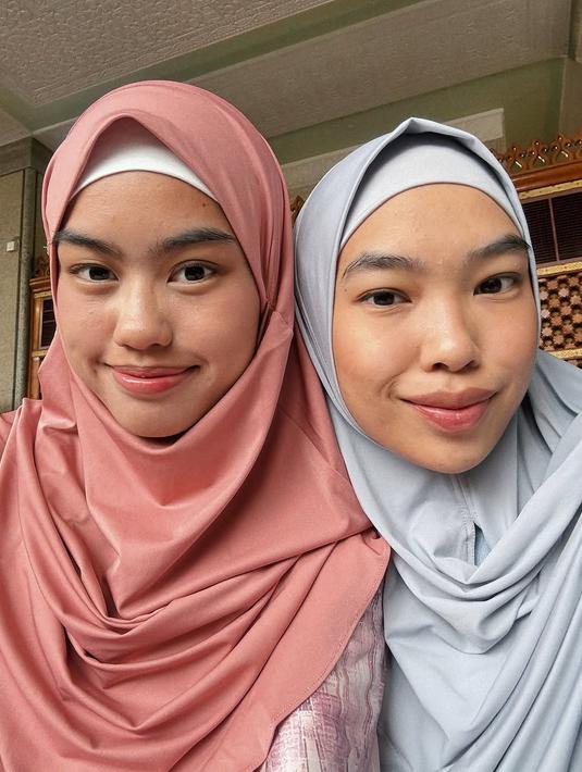 Potret Namira Adjani bareng Kalya Islamadina. Jani dan Kalya terpaut usia tiga tahun, tak heran jika keduanya sangat akrab. Pada foto kebersamaan ini, netizen salah fokus dengan wajah anak dan keponakan Alya Rohali ini bak kembar. Kesehariannya tidak mengenakan hijab, pesona Namira Adjani dan Kalya Islamadina tampil tertutup di Tanah Suci ini bikin netizen pangling. (Liputan6.com/IG/@namiradjani)