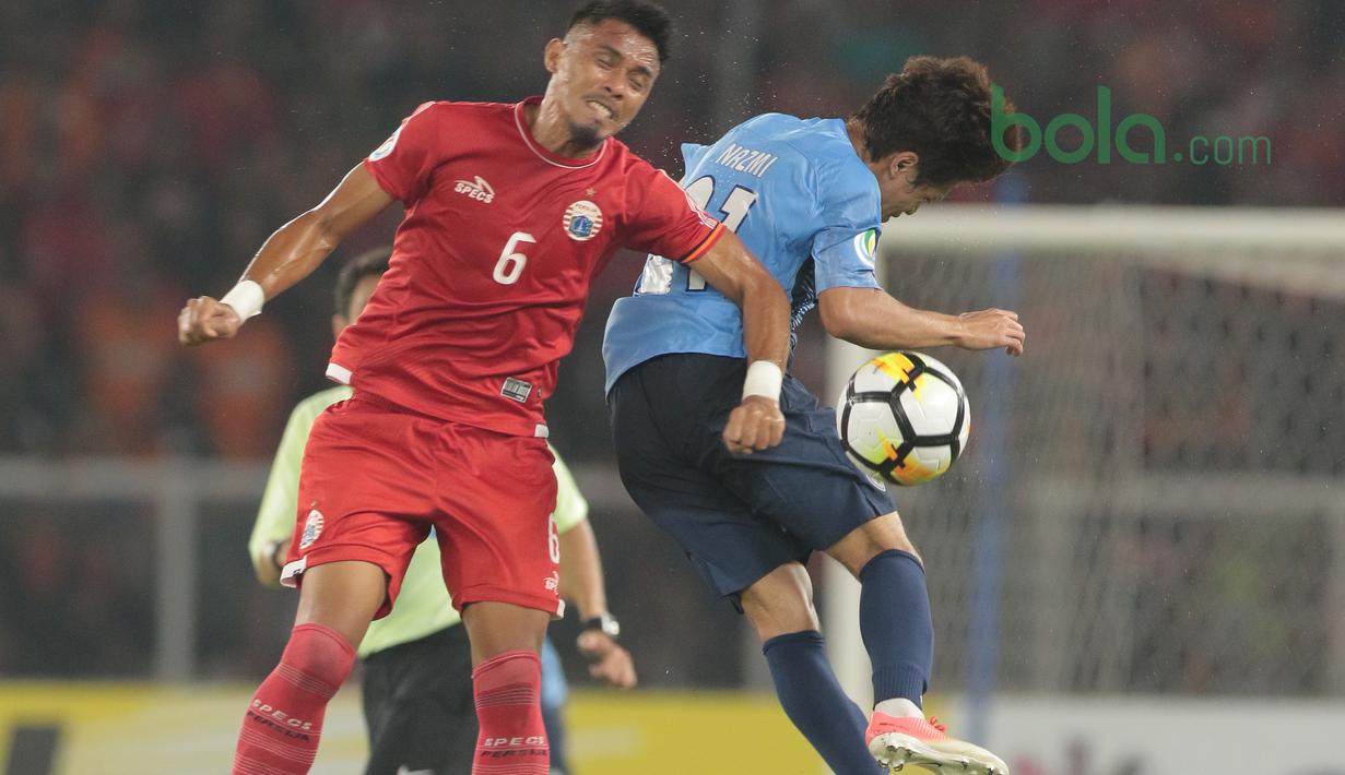 Duel pemain Persija Jakarta, Maman Abdurahman (kiri) dan pemain JDT, Nazmi pada laga Piala AFC 2018 di Stadion Utama Gelora Bung Karno, Jakarta, Selasa (10/4/2018). Persija Jakarta menang 4-0.  (Bola.com/Nick Hanoatubun)