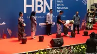 Mempraktikkan cara menanam tanaman Indigofera sebagai pewarna alami,pada Hari Batik Nasional 2024, di Jakarta