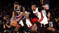 Pemain Lakers Anthony Davis berduel dengan pemain Heat PJ Tucker pada lanjutan NBA (AFP)