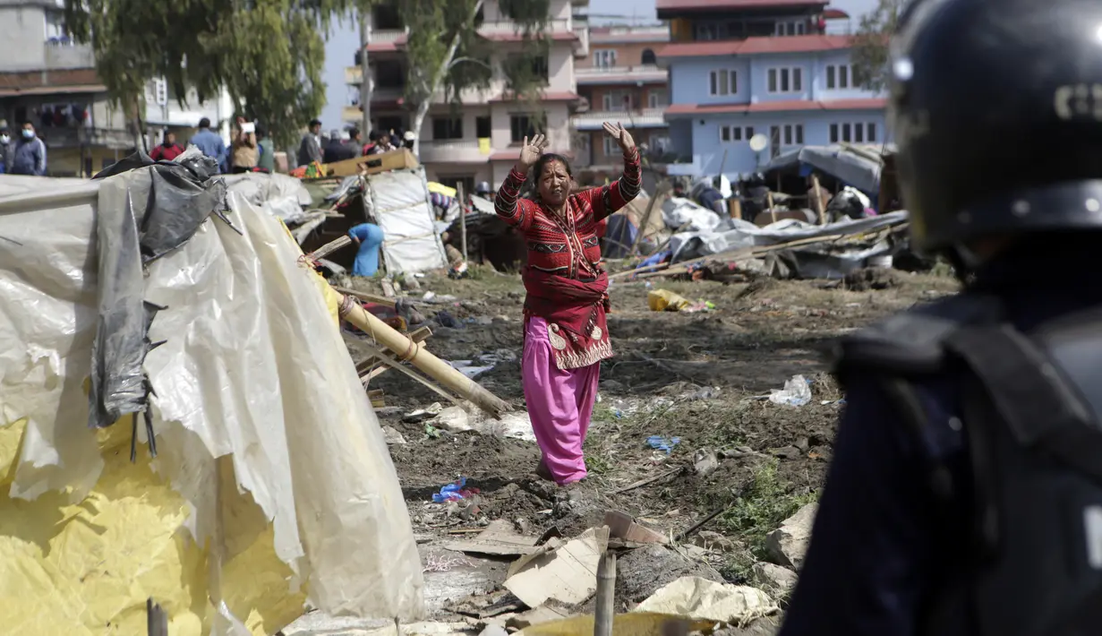 Warga mengaku takut kembali ke desa mereka karena trauma terhadap gempa yang melanda desa mereka di Chuchepati, Kathmandu, Nepal, Selasa (14/3). Setelah dua tahun berdiri, ratusan tenda untuk menampung korban gempa Nepal ini dirobohkan. (AP Photo)