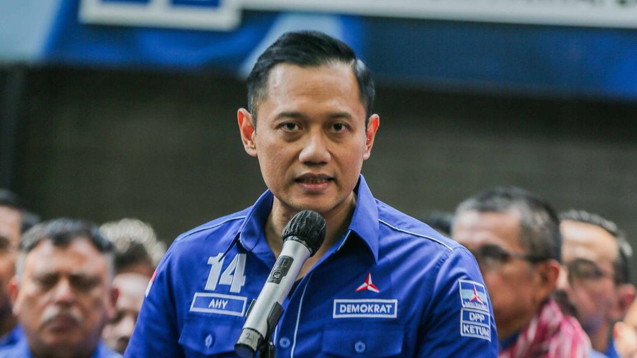 Ketua Umum Partai Demokrat Agus Harimurti Yudhoyono (AHY) memberikan keterangan saat menggelar jumpa pers di DPP Partai Demokrat, Jakarta, Senin (4/9/2023).<br>