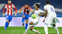 Atletico Madrid mengambil inisiatif penyerangan terlebih dahulu di awal laga. Namun belum ada peluang matang yang didapat Matheus Cunha dan kawan-kawan di depan gawang Real Madrid. (AFP/Oscar Del Pozo)