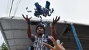  Mantan petinju Filipina, Manny Pacquiao melempar baju dan permen untuk pendukung selama kampanye di kota Calamba, Provinsi Laguna, selatan Manila (28/4). Manny Pacquiao akan ikut  pemilihan menjadi senat Filipina. (AFP PHOTO/TED aljibe)