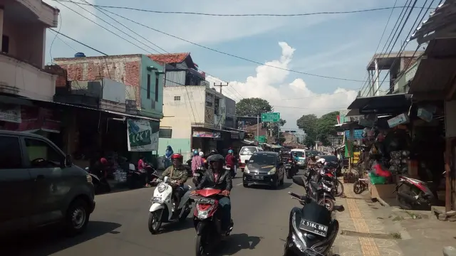 Sejumlah kendaraan nampak berlalu lalang di sekitar perempatan Bunderan Suci, Karangpawitan Garut, Jawa Barat