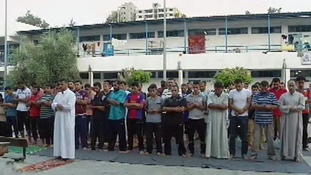 Warga Gaza Salat Id di Tengah Puing Masjid
