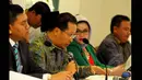 Ketua Tim Penasehat Hukum  PPP Humphrey Djemat (kedua kiri) memberikan keterangan di kantor DPP PPP, Jakarta, Rabu (25/2/2015). Pasca putusan PTUN yang membatalkan SK Menkumham bahwa kepengurusan PPP kubu Romy tidak sah. (Liputan6.com/Andrian M Tunay)