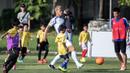 Gelandang AC Milan asal Jepang, Keisuke Honda, memberikan pelatihan kepada 150 anak di Lapangan Simprug, Jakarta, Sabtu (11/6/2016). (Bola.com/Vitalis Yogi Trisna)