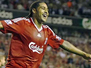 Selebrasi gol bek Liverpool, Glen Johnson dalam partai Liga Premier kontra Stoke City di Anfield, Liverpool, 19 Agustus 2009. AFP PHOTO/IAN KINGTON