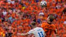 Gelandang timnas Republik Ceko, Petr Sevcik (kiri) menyundul bola saat bersaing dengan gelandang Belanda, Frenkie de Jong pada babak 16 besar Euro 2020 di Puskas Arena, Minggu (27/6/2021). Belanda yang bermain dengan 10 pemain secara mengejutkan disingkirkan Ceko usai kalah 0-2. (Darko Bandic/POOL/A