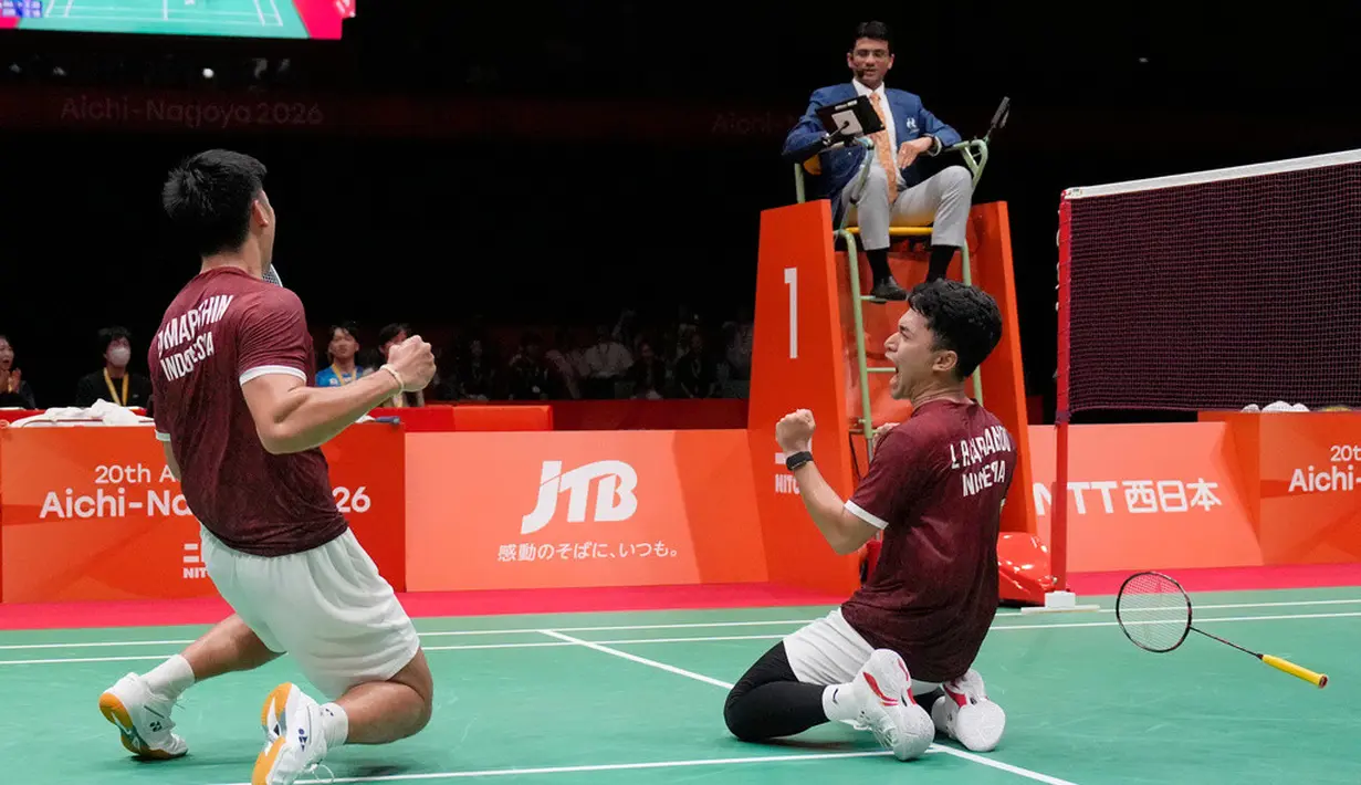 Ganda putra Indonesia Daniel Marthin (kiri) dan Leo Rolly Carnando merayakan kemenangan setelah mengalahkan pasangan China Liang Weikeng dan Wang Chang pada pertandingan final ganda putra bulu tangkis Asian Games 2026 di Ichinomiya, Jepang, Selasa (29/9/2026). (AP Photo/Dita Alangkara)